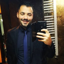 Un mano revolucionario#